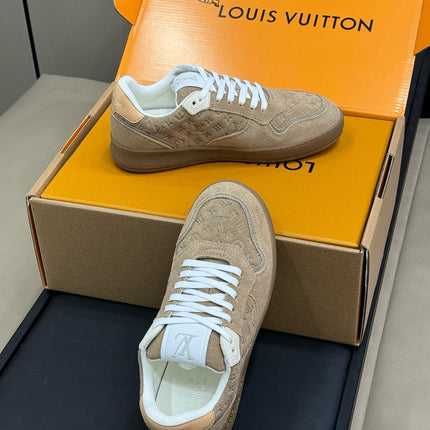 STADIUM SNEAKER IN KHAKI BROWN EMBOSSED MONOGRAM SUEDE