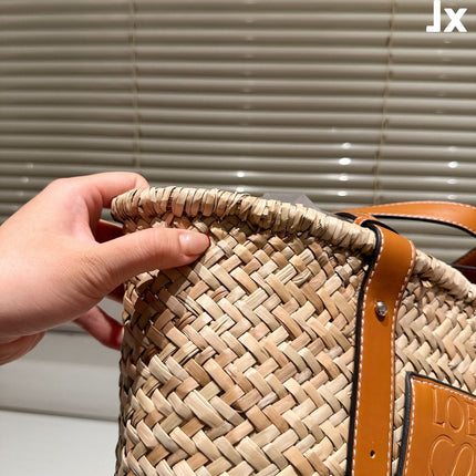 LOE MEDIUM 28 BASKET BAG IN NATURAL RAFFIA