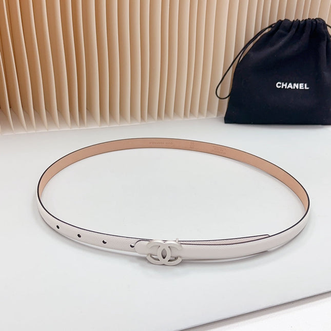 CC BELT 15 MM IN WHITE GRAINED CALFSKIN WITH GOLD HARDWARE