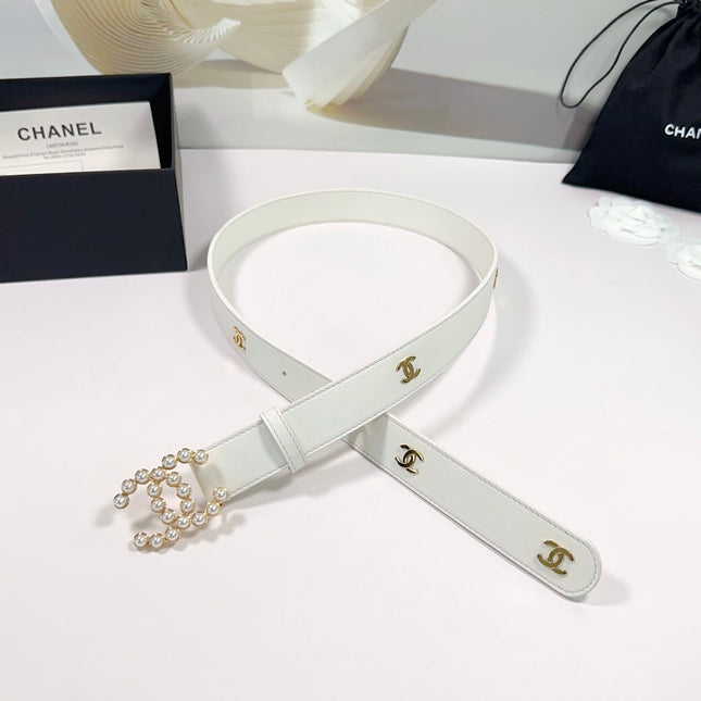 CC BELT 30 MM IN WHITE SMOOTH CALFSKIN WITH GOLD LOGO AND BUCKLE ATTACH PEARL
