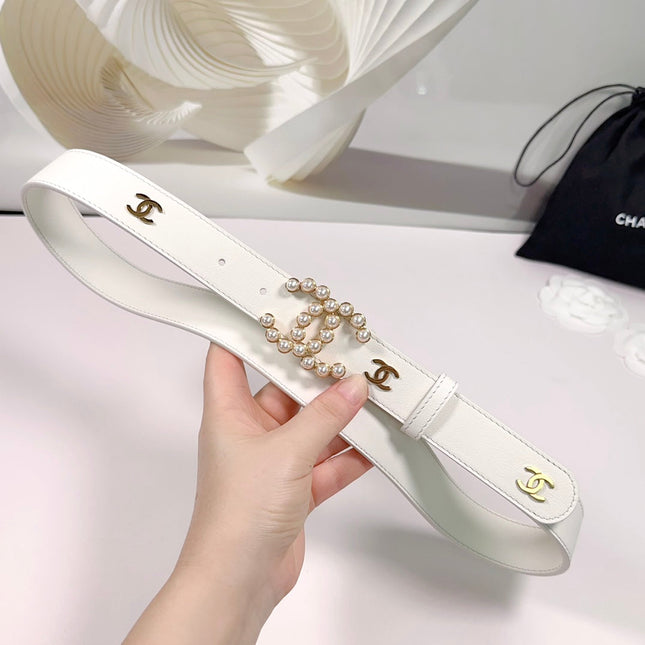 CC BELT 30 MM IN WHITE SMOOTH CALFSKIN WITH GOLD LOGO AND BUCKLE ATTACH PEARL