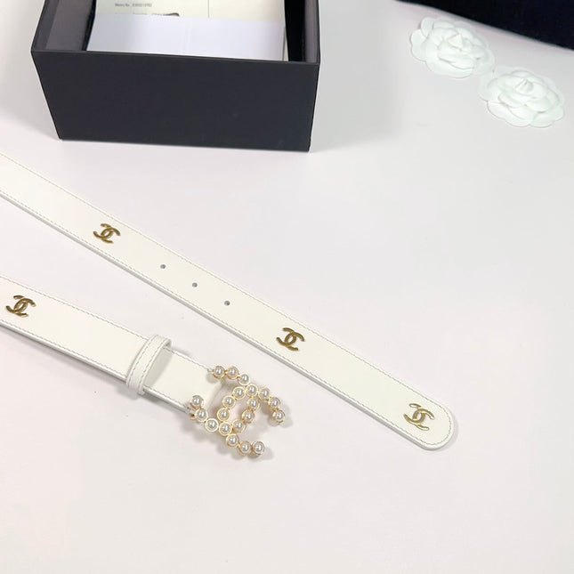 CC BELT 30 MM IN WHITE SMOOTH CALFSKIN WITH GOLD LOGO AND BUCKLE ATTACH PEARL