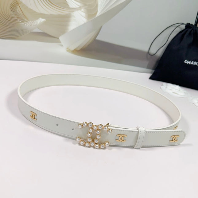CC BELT 30 MM IN WHITE SMOOTH CALFSKIN WITH GOLD LOGO AND BUCKLE ATTACH PEARL