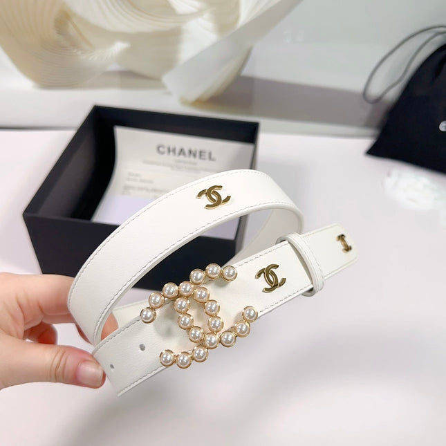 CC BELT 30 MM IN WHITE SMOOTH CALFSKIN WITH GOLD LOGO AND BUCKLE ATTACH PEARL