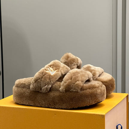 LV WOMEN'S DAD SANDAL MULE IN CAMEL BROWN FLEECE