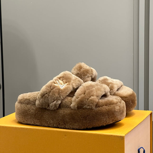 LV WOMEN'S DAD SANDAL MULE IN CAMEL BROWN FLEECE