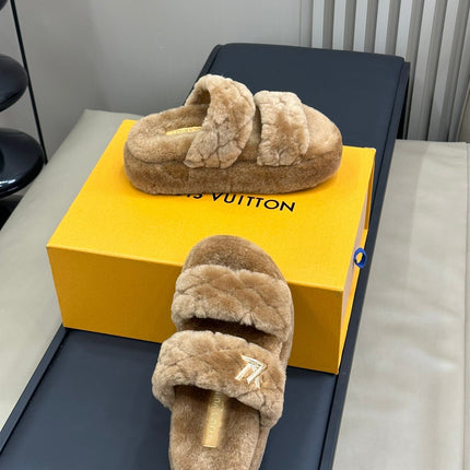 LV WOMEN'S DAD SANDAL MULE IN CAMEL BROWN FLEECE