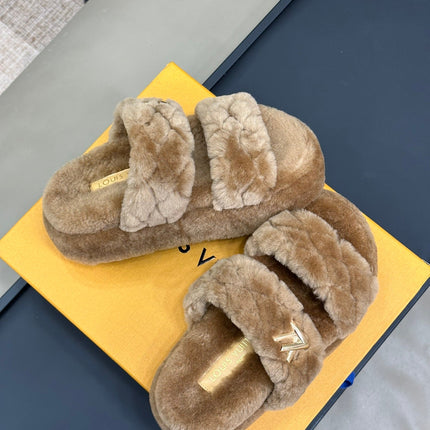 LV WOMEN'S DAD SANDAL MULE IN CAMEL BROWN FLEECE