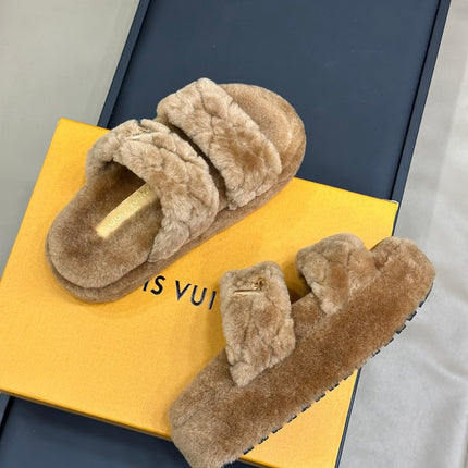 LV WOMEN'S DAD SANDAL MULE IN CAMEL BROWN FLEECE