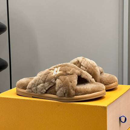 LV WOMEN'S SUNSET COMFORT FLAT MULE IN CAMEL BROWN FLEECE