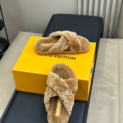 LV WOMEN'S SUNSET COMFORT FLAT MULE IN CAMEL BROWN FLEECE