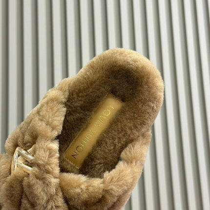 LV WOMEN'S SUNSET COMFORT FLAT MULE IN CAMEL BROWN FLEECE