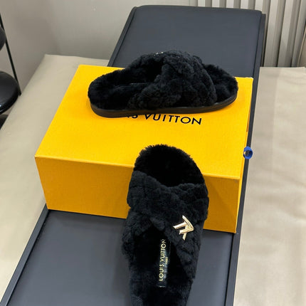 LV WOMEN'S SUNSET COMFORT FLAT MULE IN BLACK FLEECE