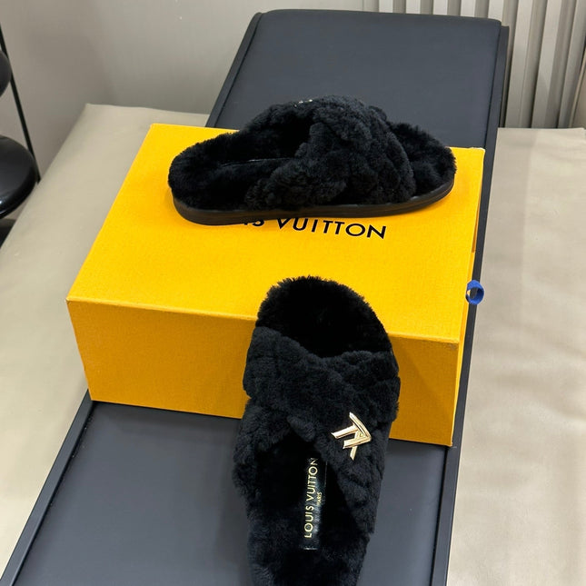 LV WOMEN'S SUNSET COMFORT FLAT MULE IN BLACK FLEECE