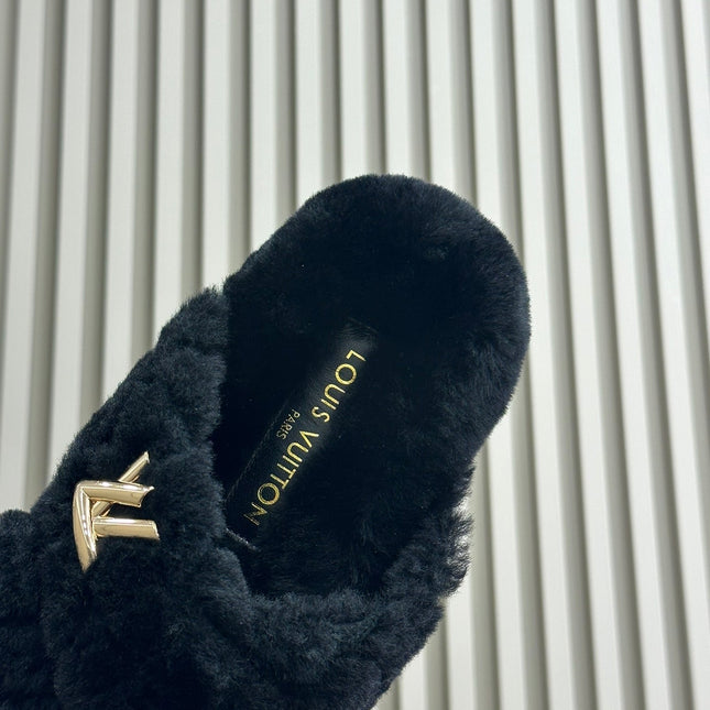 LV WOMEN'S SUNSET COMFORT FLAT MULE IN BLACK FLEECE