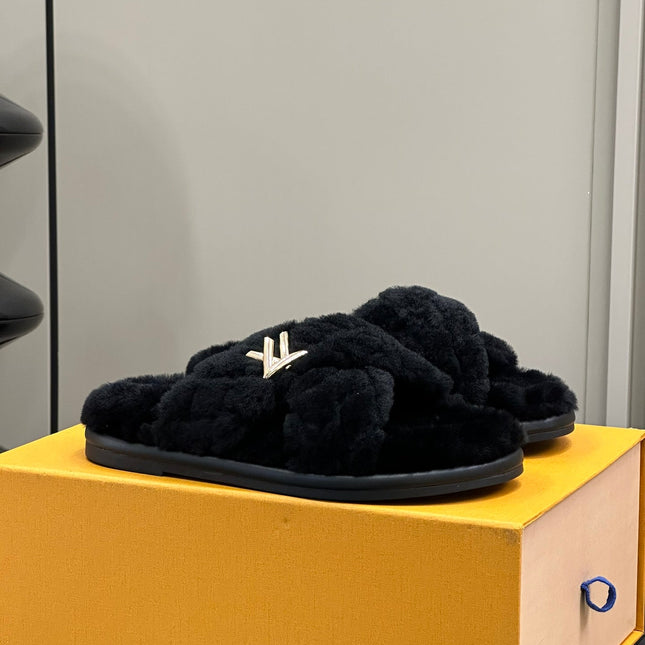 LV WOMEN'S SUNSET COMFORT FLAT MULE IN BLACK FLEECE