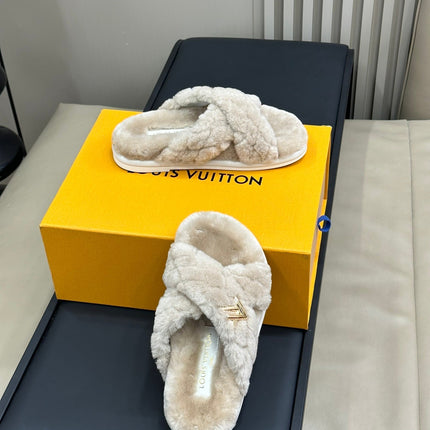 LV WOMEN'S SUNSET COMFORT FLAT MULE IN BEIGE FLEECE