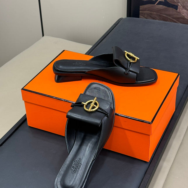 ISLE SANDAL IN BLACK CALFSKIN