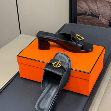 ISLE SANDAL IN BLACK CALFSKIN