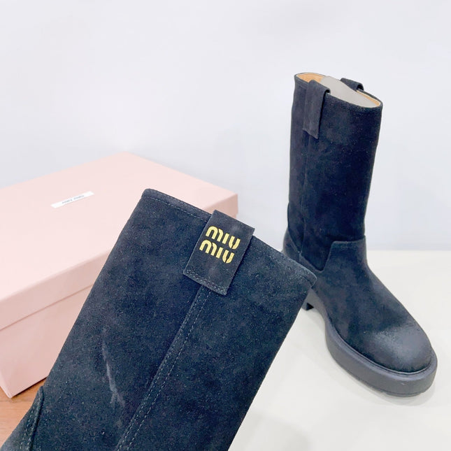 THICK-SOLED BOOTS IN BLACK SUEDE