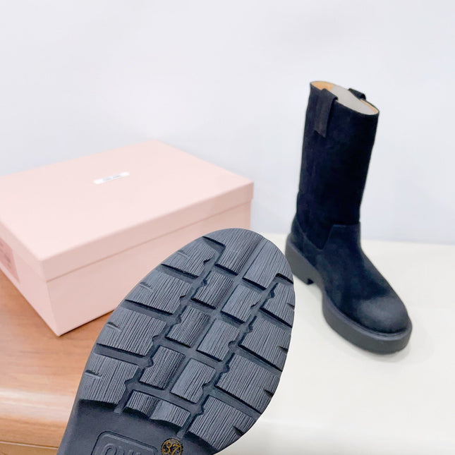 THICK-SOLED BOOTS IN BLACK SUEDE