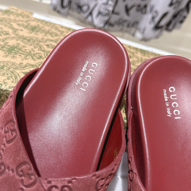 GG SLIDES IN RED SUEDE WITH EMBOSSED LOGO STYLE 9