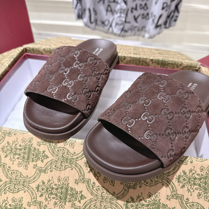GG SLIDES IN DARK BROWN SUEDE WITH EMBOSSED LOGO STYLE 1