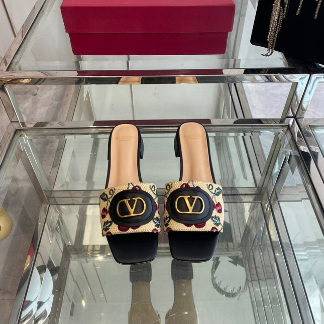 VLTN HIGH HEEL 25S 30 MM IN BEIGE FABRIC AND BLACK LAMBSKIN WITH EMBROIDERED CHERRY MOTIF