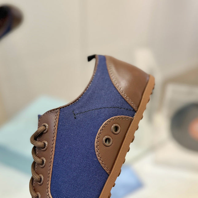 SNEAKERS IN BROWN LAMBSKIN AND NAVY BLUE CANVAS