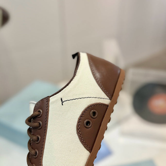 SNEAKERS IN BROWN LAMBSKIN AND WHITE CANVAS