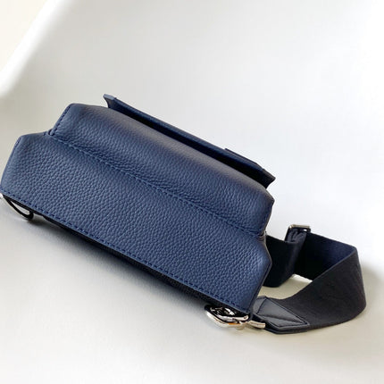 PILOT CROSSBAG 30 IN NAVY BLUE CALFSKIN