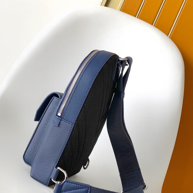 PILOT CROSSBAG 30 IN NAVY BLUE CALFSKIN