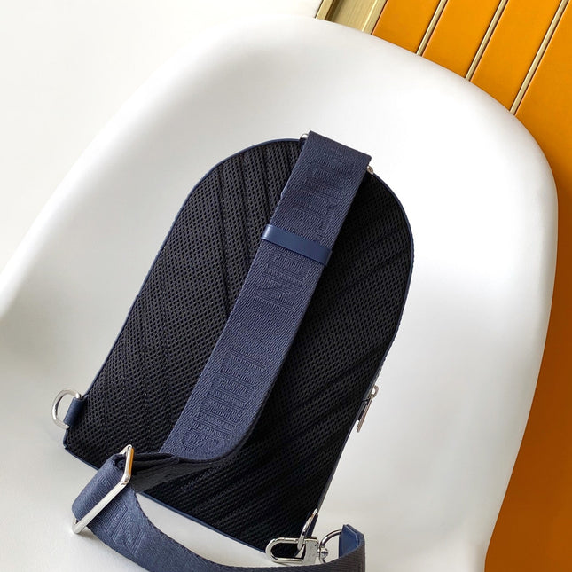 PILOT CROSSBAG 30 IN NAVY BLUE CALFSKIN