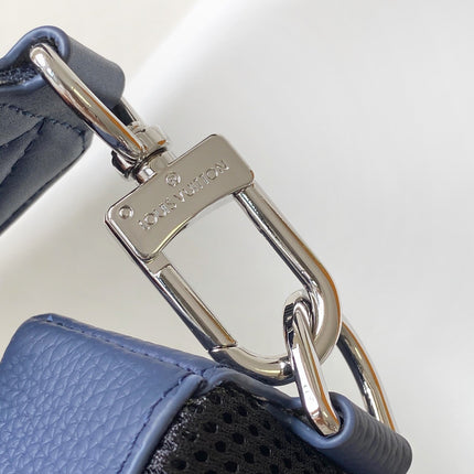 PILOT CROSSBAG 30 IN NAVY BLUE CALFSKIN