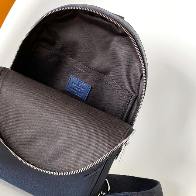 PILOT CROSSBAG 30 IN NAVY BLUE CALFSKIN