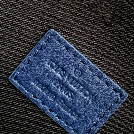 PILOT CROSSBAG 30 IN NAVY BLUE CALFSKIN