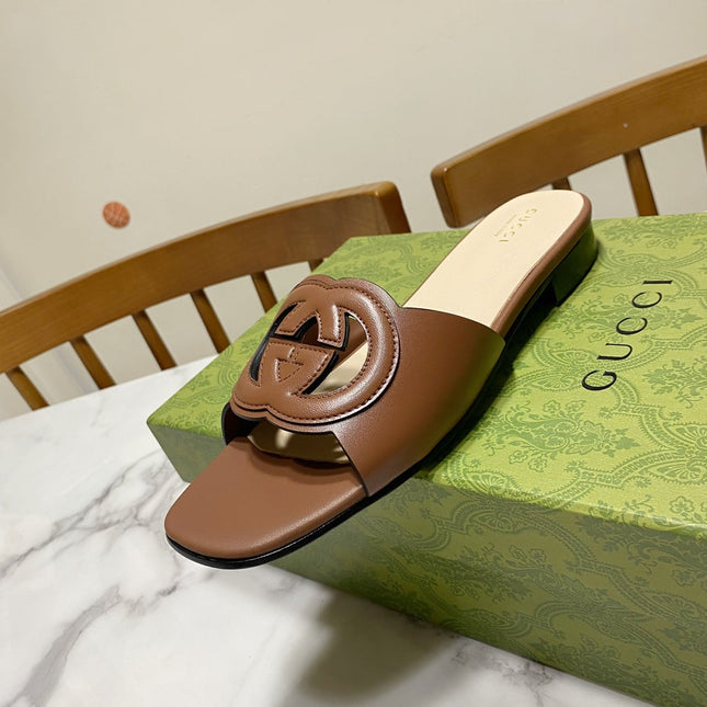 INTERLOCKING G SLIDE SANDAL IN BROWN BEIGE CALFSKIN