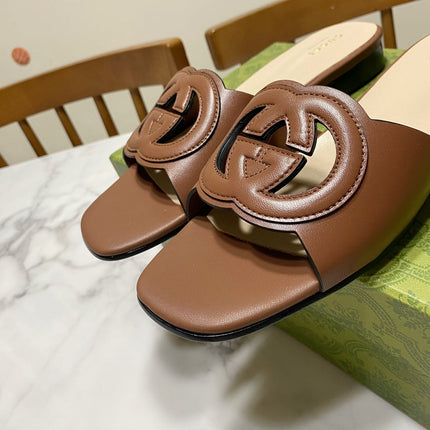 INTERLOCKING G SLIDE SANDAL IN BROWN BEIGE CALFSKIN