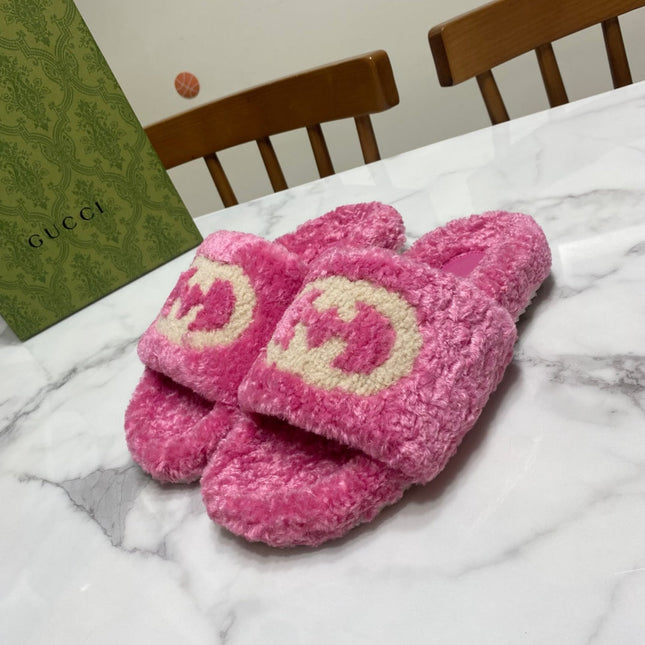 INTERLOCKING G SLIDE SANDAL IN PINK LAMB WOOL