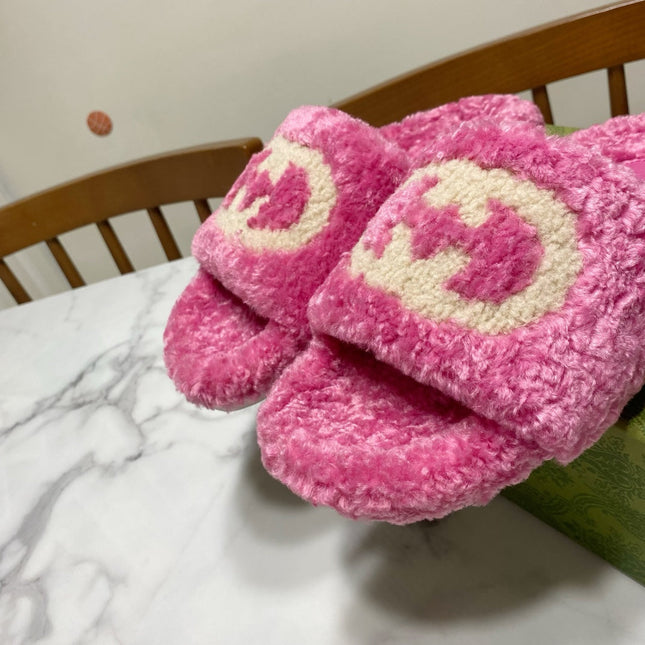 INTERLOCKING G SLIDE SANDAL IN PINK LAMB WOOL