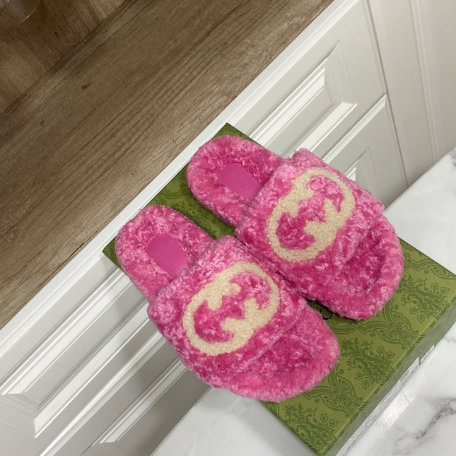 INTERLOCKING G SLIDE SANDAL IN PINK LAMB WOOL