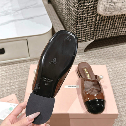 FLAT MULE IN CHOCOLATE BROWN MIX BLACK PATENT CALFSKIN