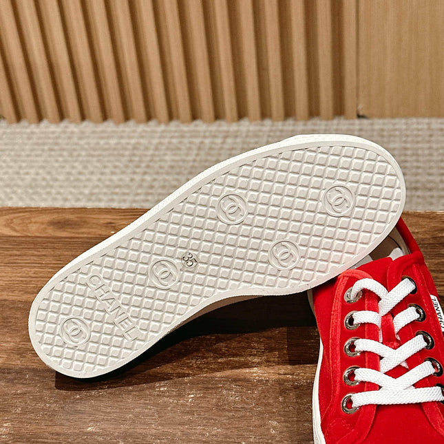 CONVERSE SNEAKER IN RUBY RED VELVET