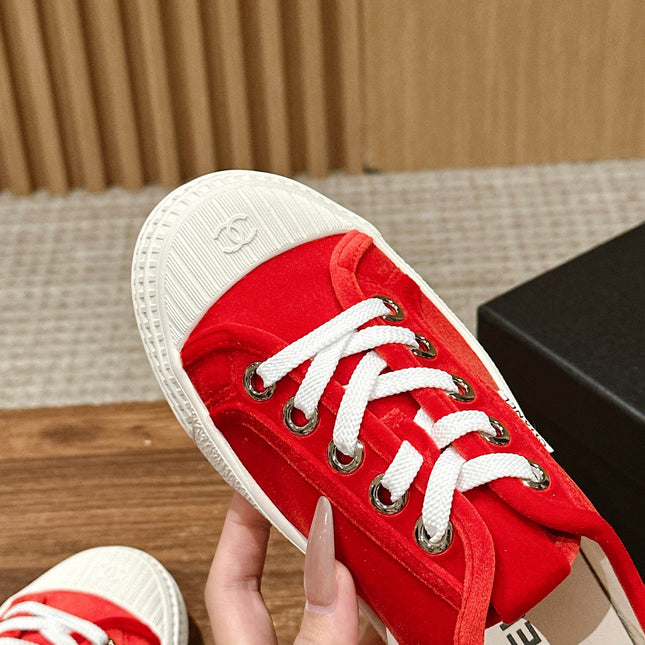 CONVERSE SNEAKER IN RUBY RED VELVET