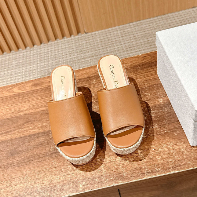 ATTITUDE WEDGE SLIDE 90MM IN BROWN CALFSKIN NATURAL BEIGE RAFFIA SOLE