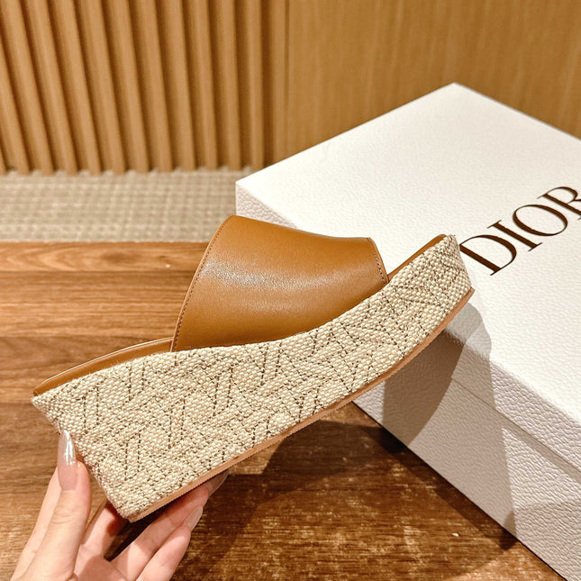 ATTITUDE WEDGE SLIDE 90MM IN BROWN CALFSKIN NATURAL BEIGE RAFFIA SOLE