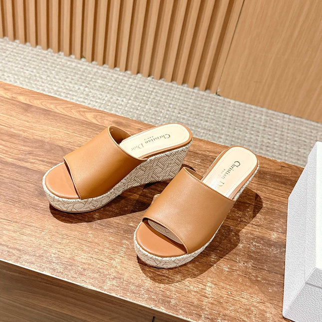 ATTITUDE WEDGE SLIDE 90MM IN BROWN CALFSKIN NATURAL BEIGE RAFFIA SOLE