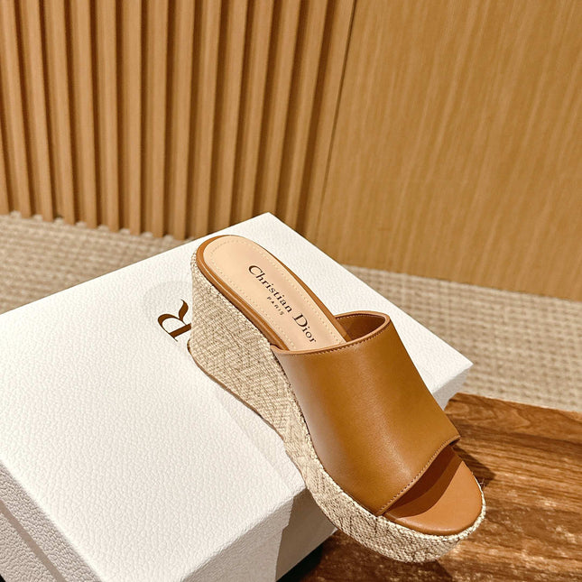 ATTITUDE WEDGE SLIDE 90MM IN BROWN CALFSKIN NATURAL BEIGE RAFFIA SOLE