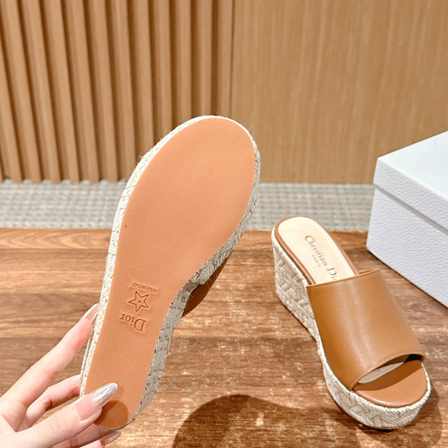 ATTITUDE WEDGE SLIDE 90MM IN BROWN CALFSKIN NATURAL BEIGE RAFFIA SOLE