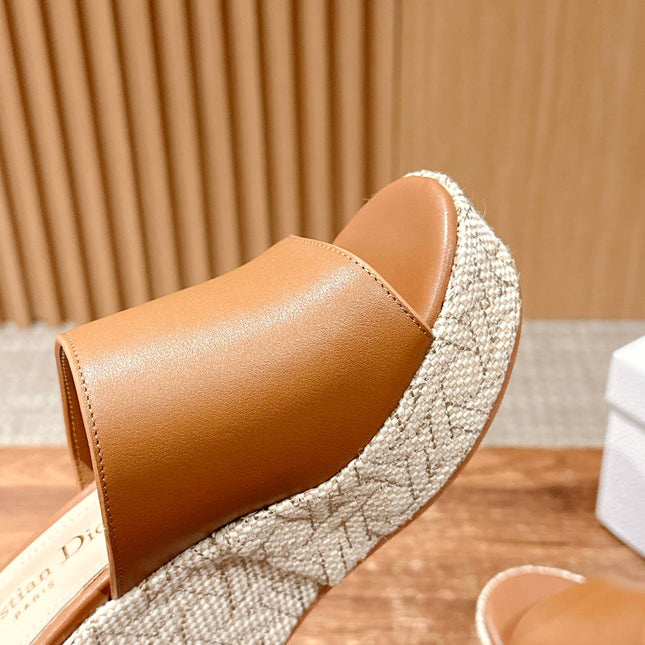 ATTITUDE WEDGE SLIDE 90MM IN BROWN CALFSKIN NATURAL BEIGE RAFFIA SOLE